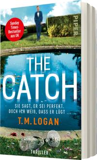 Das Buchcover zeigt einen Mann in formeller Kleidung, der in einem gepflegten Garten steht. Im Vordergrund ist ein klarer Pool zu sehen, der den Himmel und die Umgebung reflektiert. Der Titel „THE CATCH“ ist in großen, weißen Buchstaben aufgeführt, während der Untertitel „SIE SAGT, ER SEI PERFEKT. DOCH ICH WEIß, DASS ER LÜGT ...“ in blauer Schrift darunter steht. Der Autorname „T.M. Logan“ ist in orangefarbenen Buchstaben geschrieben. Oben links befindet sich eine rot umrandete Auszeichnung mit dem Text „Sunday Times-Bestseller aus UK“. Die Farbgestaltung vermittelt eine spannende, mysteriöse Atmosphäre.