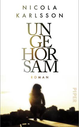 Das Buchcover zeigt eine stilisierte Silhouette einer sitzenden Person, die am Rand einer urbanen Landschaft sitzt. Der Hintergrund ist in sanften, hellen Farbtönen gehalten, was eine lichtdurchflutete Atmosphäre erzeugt. Der Titel „UNGEHORSAM“ ist in markanter, schwarzer Typografie prominent dargestellt, während der Autorennamen „Nicola Karlsson“ darüber in einer schmaleren Schrift erscheint. Am unteren Rand steht das Wort „Roman“ in kleinerer Schrift. Das Cover strahlt eine nachdenkliche Stimmung aus.