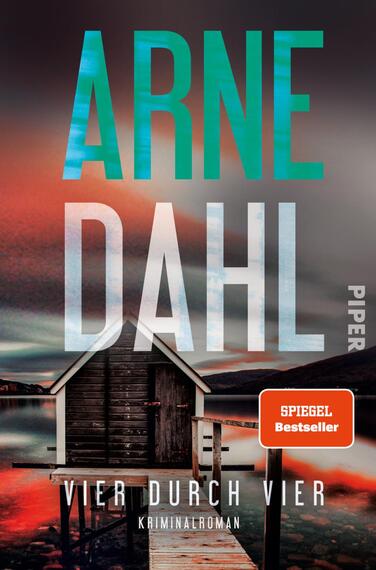 Das Buchcover zeigt eine dramatische Landschaft mit einem kleinen Holzhaus am Wasser, umgeben von einer impressionistischen Farbgebung aus tiefem Blau und leuchtendem Orange. Der Titel „ARNE DAHL“ ist groß und auffällig in einer modernen Schriftart gestaltet, wobei „DAHL“ in einer kräftigen, klaren Schrift hervorgehoben wird. Darunter steht der subtitel „VIER DURCH VIER“ in der gleichen Schriftart, jedoch in kleinerer Größe. Oben links ist ein rotes Feld mit der Aufschrift „SPIEGEL Bestseller“ platziert.