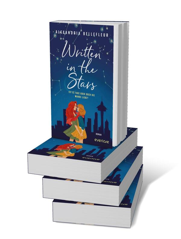Bücherstapel des Buches „Written in the Stars  – Ist es fake oder doch die wahre Liebe? “