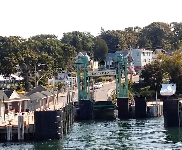 Recherchefoto des Peaks Island Hafens zu Mona Jones „Casco Bay Summer“