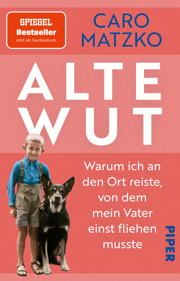 Das Buchcover zeigt ein rostrotes, zweifarbig gestaffeltes Design mit großen, weißen Blockbuchstaben „ALTE WUT“ zentral. Oben in Blau steht der Autorname „Caro Matzko“. Unten rechts weißer Fließtext: „Warum ich an den Ort reiste, von dem mein Vater einst fliehen musste“. Links unten eine kolorierte Fotomontage eines Jungen in blauer Bluse, kurzen Hosen und Sandalen neben einem schwarzen Hund. Stimmung: nachdenklich, persönlich.