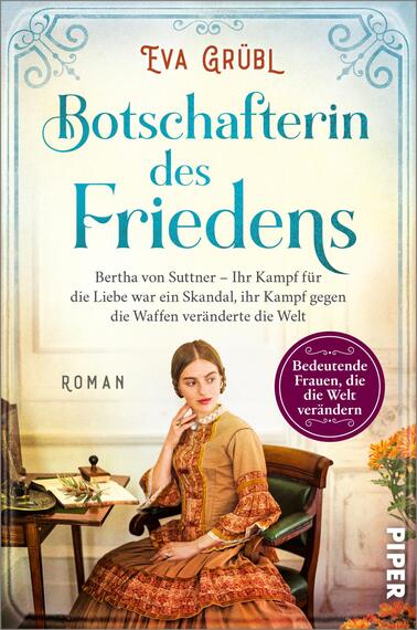 Das Buchcover zeigt eine historische Frau in einem eleganten Kleid, die auf einem Stuhl sitzt und nachdenklich auf einen Tisch blickt. Die Farbpalette ist warm, dominiert von sanften Blau- und Erdtönen. Der Titel „Botschafterin des Friedens“ ist im oberen Bereich in geschwungener, blauer Schrift platziert. Darunter steht in kleinerer Schrift „Bertha von Suttner – Ihr Kampf für die Liebe war ein Skandal, ihr Kampf gegen die Waffen veränderte die Welt“. Ein roter Kreis im unteren Bereich enthält den Text „Bedeutende Frauen, die die Welt verändern“.