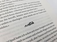 Außenansicht des Buches „Cross the Line – Auf der Rennstrecke kämpft er um den Sieg, im Leben um ihr Herz“