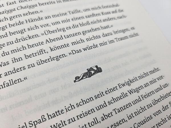 Außenansicht des Buches „Cross the Line – Auf der Rennstrecke kämpft er um den Sieg, im Leben um ihr Herz“