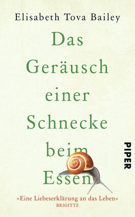 Das Buchcover zeigt einen sanften, hellen Hintergrund, auf dem in großen, grünen Buchstaben der Titel „Das Geräusch einer Schnecke beim Essen“ vertikal angeordnet ist. Unter dem Titel befindet sich eine Abbildung einer Schnecke mit ihrem charakteristischen, spiralförmigen Gehäuse. Am unteren Rand des Covers steht in leichter Schrift „PIPER“. Zudem ist das Zitat „Eine Liebeserklärung an das Leben“ von Brigitte in geschwungener Schrift angeordnet. Die Gesamtatmosphäre wirkt ruhig und ansprechend.