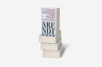 Bücherstapel des Buches „Elemente und Ursprünge totaler Herrschaft“