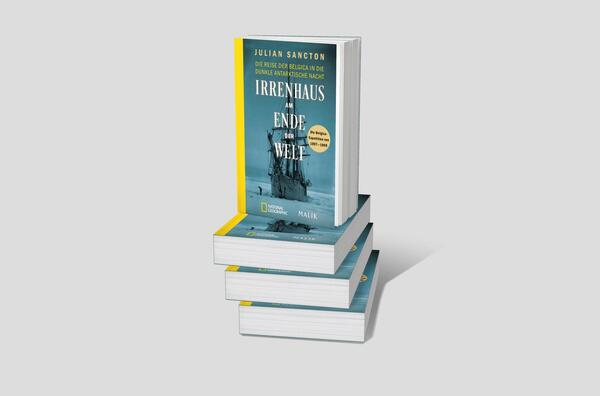 Bücherstapel des Buches „Irrenhaus am Ende der Welt“