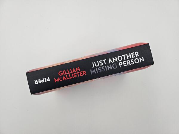Innenansicht des Buches „Just Another Missing Person – Findest du sie, wirst du alles verlieren“