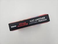Innenansicht des Buches „Just Another Missing Person – Findest du sie, wirst du alles verlieren“