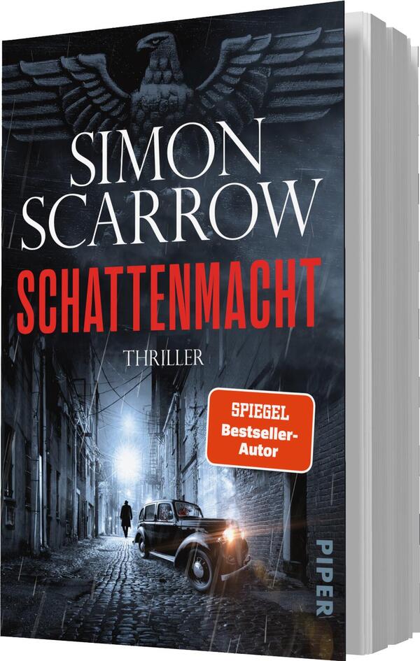 Das Buchcover zeigt eine düstere, regnerische Gasse mit einer historischen Limousine, die im Vordergrund steht. Im Hintergrund zeichnet sich ein Gebäude mit einem großen Adler-Symbol ab. Der Titel „SCHATTENMACHT“ ist in auffälligem Rot über dem Bild platziert, während der Name des Autors, „SIMON SCARROW“, in elegantem Weiß darüber steht. Ein orangefarbener Button mit dem Text „SPIEGEL Bestseller-Autor“ fügt sich in die Gestaltung ein. Die Farbgebung und die Schatten erzeugen eine spannungsgeladene Atmosphäre.