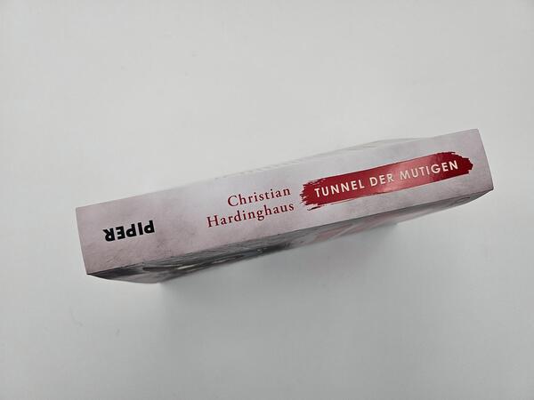 Innenansicht des Buches „Tunnel der Mutigen“