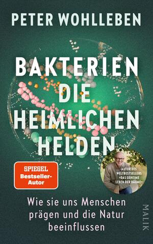 Das Buchcover zeigt auf einem tiefgrünen Hintergrund eine Vielzahl von bunten Bakterien in unterschiedlichsten Formen. Zentral platziert steht der Titel „BAKTERIEN DIE HEIMLICHEN HELDEN“ in großen, weißer Schrift. Unten rechts ist ein runder Ausschnitt mit einem Porträt des Autors Peter Wohlleben, begleitet von einem Hinweis auf ihn als „SPIEGEL Bestseller-Autor“. Darunter befindet sich der Untertitel „Wie sie uns Menschen prägen und die Natur beeinflussen“ in kleinerer Schrift.