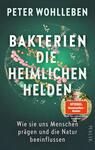 Das Buchcover zeigt auf einem tiefgrünen Hintergrund eine Vielzahl von bunten Bakterien in unterschiedlichsten Formen. Zentral platziert steht der Titel „BAKTERIEN DIE HEIMLICHEN HELDEN“ in großen, weißer Schrift. Unten rechts ist ein runder Ausschnitt mit einem Porträt des Autors Peter Wohlleben, begleitet von einem Hinweis auf ihn als „SPIEGEL Bestseller-Autor“. Darunter befindet sich der Untertitel „Wie sie uns Menschen prägen und die Natur beeinflussen“ in kleinerer Schrift.