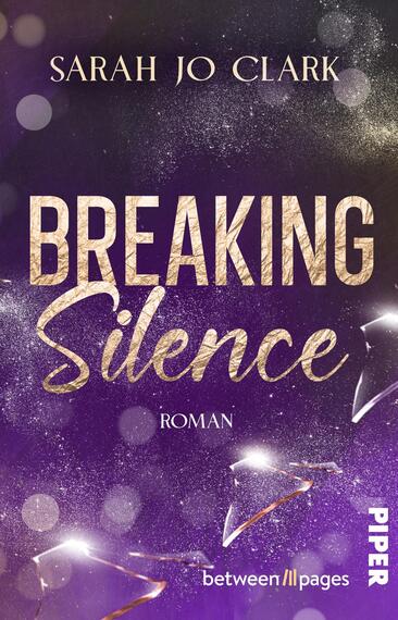 Das Buchcover zeigt einen tiefen lila Hintergrund, durchzogen von glitzernden Elementen in Gold und Weiß, die eine festliche Atmosphäre schaffen. Der Titel „BREAKING SILENCE“ ist in großen, goldenen Buchstaben in einer eleganten Schriftart prominent platziert, während „ROMAN“ in einer schlichteren Schriftart darunter steht. Der Name der Autorin, Sarah Jo Clark, befindet sich oben auf dem Cover, ebenfalls in Gold. Der Schriftzug strahlt durch die funkelnden Akzente eine geheimnisvolle und anziehende Stimmung aus.