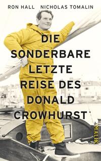Das Buchcover zeigt einen Mann in einer leuchtend gelben Segelhose und -jacke, der auf einem Boot steht. Er blickt nachdenklich in die Ferne. Im Hintergrund sind unscharfe Segelboote und eine Küstenlinie zu erkennen. Der Titel „DIE SONDERBARE LETZTE REISE DES DONALD CROWHURST“ ist in kräftigen, schwarzen Buchstaben mittig platziert. Die Autoren Ron Hall und Nicholas Tomalin sind in smaller Schrift oberhalb des Titels angeordnet. Am unteren Rand befindet sich das Verlagslogo in Gelb.
