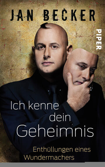 Das Buchcover zeigt einen Mann mit Glatze, der in formeller Kleidung gekleidet ist. Er hält eine Maske in der Hand, die sein eigenes Gesicht darstellt. Der Hintergrund ist in einem warmen, goldenen Farbton gehalten, der eine mysteriöse Atmosphäre schafft. Der Titel „Ich kenne dein Geheimnis“ ist in weißer Schrift deutlich lesbar, dabei wird die Schriftart elegant und zugleich modern dargestellt. Darüber steht der Name des Autors „Jan Becker“ in schwarzer Schrift, und am oberen Rand ist das Verlagslogo „Piper“ zu sehen.