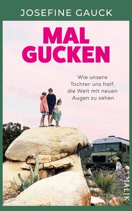 Das Buchcover zeigt eine idyllische Landschaft mit drei Kindern, die auf einem großen Felsen stehen. Der Himmel ist in sanften Rosa- und Lilatönen gehalten, was eine warmes und einladendes Gefühl vermittelt. Der Titel „MAL GUCKEN“ ist in großen, pinken Buchstaben auf dem Cover abgedruckt, während der Untertitel in einer schlichten Schrift darunter steht: „Wie unsere Tochter uns half, die Welt mit neuen Augen zu sehen“. Der Autorname „Josefine Gauck“ ist oben auf dem Cover platziert.