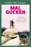 Das Buchcover zeigt eine idyllische Landschaft mit drei Kindern, die auf einem großen Felsen stehen. Der Himmel ist in sanften Rosa- und Lilatönen gehalten, was eine warmes und einladendes Gefühl vermittelt. Der Titel „MAL GUCKEN“ ist in großen, pinken Buchstaben auf dem Cover abgedruckt, während der Untertitel in einer schlichten Schrift darunter steht: „Wie unsere Tochter uns half, die Welt mit neuen Augen zu sehen“. Der Autorname „Josefine Gauck“ ist oben auf dem Cover platziert.