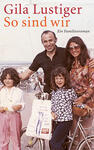 Das Buchcover zeigt eine nostalgische Familienaufnahme, die in warmen Farben gehalten ist. Im Vordergrund stehen zwei Kinder und ein Mann mit dunklem Haar, der einen freundlichen Gesichtsausdruck zeigt. Eine Frau mit langen, lockigen Haaren steht neben ihm. Alle sind lächelnd, vielschichtig und tragen legere Kleidung. Der Titel „So sind wir“ sowie der Autorname „Gila Lustiger“ sind prominent in großen, roten Buchstaben platziert, während „Ein Familienroman“ in kleinerer, schwarzer Schrift darunter steht.