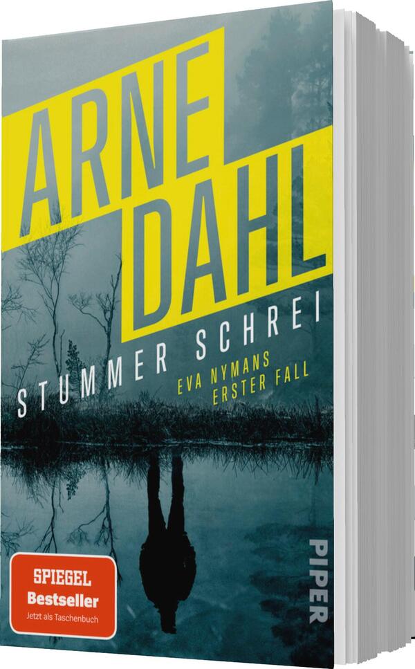 Das Buchcover zeigt einen düsteren und geheimnisvollen Hintergrund mit einer Spiegelung im Wasser und dürren Bäumen. Der Titel „Stummer Schrei“ ist in klaren, weißen Großbuchstaben platziert, während der Name des Autors „ARNE DAHL“ prominent in leuchtendem Gelb hervorgehoben ist. Unter dem Titel steht „EVA NYMANS ERSTER FALL“ in kleinerer Schrift, die den kriminalistischen Charakter des Buches unterstreicht. In der unteren linken Ecke befindet sich ein rotes Feld mit dem Hinweis „SPIEGEL Bestseller“.