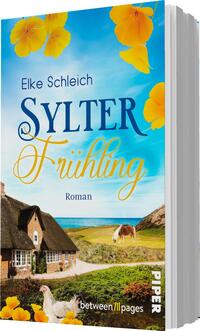 Das Buchcover zeigt eine ländliche Szene auf Sylt im Frühling. Im Vordergrund steht ein traditionelles Reetdachhaus, umgeben von blühenden Wiesen. Im Hintergrund erstreckt sich die Nordsee unter einem strahlend blauen Himmel, geschmückt mit gelben Blüten. Der Titel „SYLTER Frühling“ ist in großen, blauen Buchstaben hervorgehoben, während der Autorenname „Elke Schleich“ in kleineren, eleganten Lettern darüber steht. Die Atmosphäre vermittelt Frische und Lebensfreude.