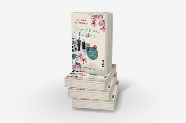 Bücherstapel des Buches „Unsere kurze Ewigkeit“