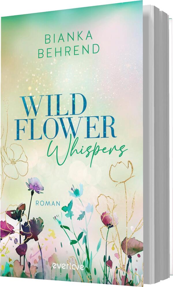 Das Buchcover zeigt eine sanfte, pastellfarbene Hintergrundgestaltung mit einem Farbverlauf von Grün zu Beige. Im Vordergrund sind zarte, aquarellierte Blumen in verschiedenen Farben angeordnet. Der Titel „WILD FLOWER Whispers“ ist in großen, blauen Buchstaben geschrieben, wobei das Wort „FLOWER“ in einem eleganten, geschwungenen Schriftzug gehalten ist. Über dem Titel steht der Name der Autorin Bianka Behrend. Am unteren Rand befindet sich die Aufschrift „Roman“ in kleinerer Schrift.