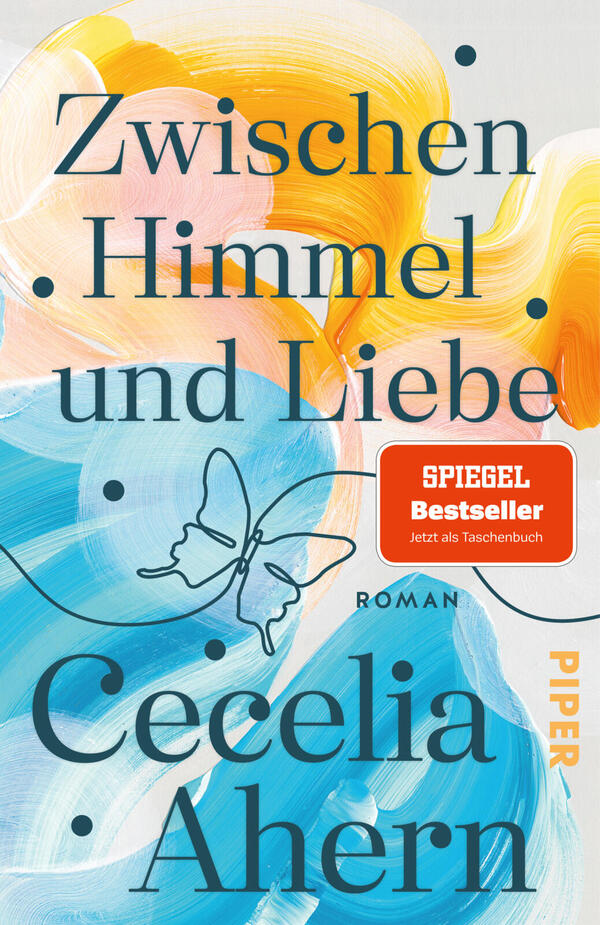 Das Buchcover zeigt einen pastellfarbenen, pinselstrichartigen Hintergrund in Blau-, Gelb- und Pastellorange-Tönen. Große serifenbetonte dunkelblaue Typografie nennt Titel „Zwischen Himmel und Liebe“ und Autorin „Cecelia Ahern“. Mittig ein stilisierter, dünn gezeichneter Schmetterling und dekorative kleine Punkte. Rechts unten senkrecht in Gelb der Verlagsname „Piper“. Rechts mittig ein oranger Button mit weißer Aufschrift „SPIEGEL Bestseller Jetzt als Taschenbuch“. Atmosphäre: leicht, poetisch, einladend.