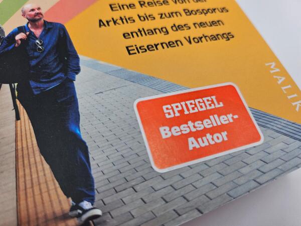 Außenansicht des Buches „Als ich gegen Stalin im Armdrücken gewann“