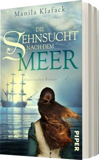 Das Buchcover zeigt eine melancholische Frau mit langen, braunen Haaren, die im Vordergrund steht und auf ein weites Meer blickt. Der Himmel ist in sanften Blau- und Grautönen gehalten, während im Hintergrund ein historisches Schiff zu sehen ist. Der Titel „Die Sehnsucht nach dem MEER“ ist in eleganter Schrift und in großer, geschwungener Typografie aufgebracht. Unter dem Titel steht „Historischer Roman“. Der Verlag ist am unteren Rand in dezenter Schrift platziert.