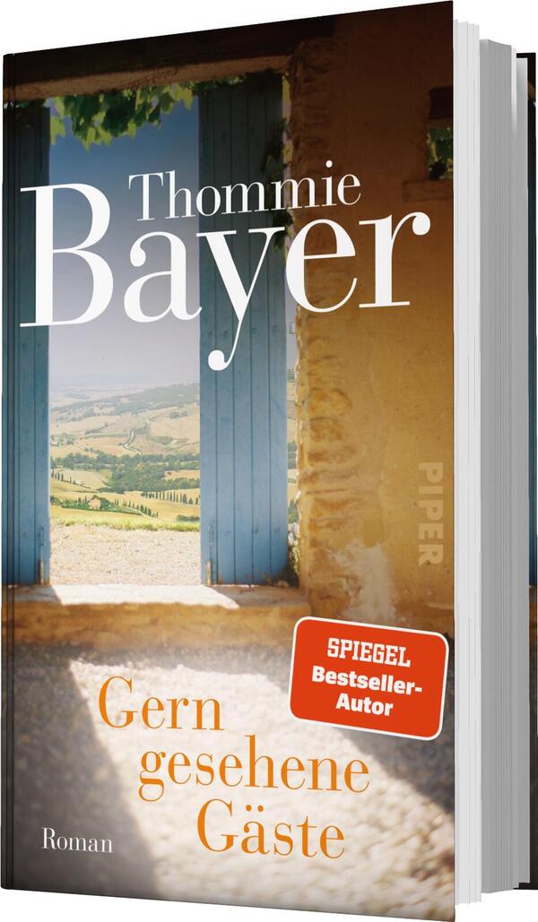 Das Buchcover zeigt einen ländlichen Ausblick durch offene Fensterläden, die in einem warmen Gelbton gehalten sind. Im Hintergrund erstreckt sich eine sanfte Landschaft mit grünen Hügeln unter einem blauen Himmel. Der Titel „Gern gesehene Gäste“ und der Autorname „Thommie Bayer“ sind in klarer, eleganter Schrift gestaltet. Die Atmosphäre wirkt einladend und friedlich. Ein rotes Label mit dem Text „SPIEGEL Bestseller-Autor“ hebt die Verlagszugehörigkeit hervor.