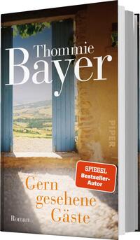 Das Buchcover zeigt einen ländlichen Ausblick durch offene Fensterläden, die in einem warmen Gelbton gehalten sind. Im Hintergrund erstreckt sich eine sanfte Landschaft mit grünen Hügeln unter einem blauen Himmel. Der Titel „Gern gesehene Gäste“ und der Autorname „Thommie Bayer“ sind in klarer, eleganter Schrift gestaltet. Die Atmosphäre wirkt einladend und friedlich. Ein rotes Label mit dem Text „SPIEGEL Bestseller-Autor“ hebt die Verlagszugehörigkeit hervor.