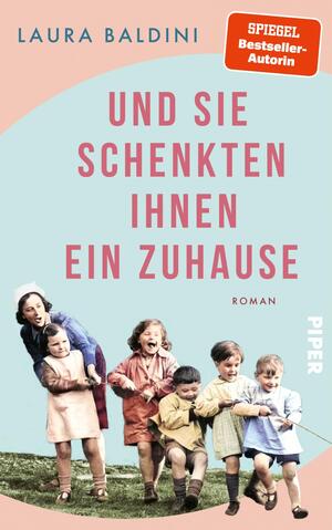 Das Buchcover zeigt ein nostalgisches, pastellfarbenes Design mit einem türkisfarbenen Hintergrund. Im Vordergrund sind fünf Kinder, die fröhlich miteinander interagieren. Die zentrierte Schrift in kräftigem Pink präsentiert den Titel „Und sie schenkten ihnen ein Zuhause“ von Laura Baldini, unter dem der Zusatz „Roman“ in kleinerer Schrift steht. Ein rotes Kästchen oben rechts kennzeichnet „SPIEGEL Bestseller-Autorin“. Das Cover vermittelt eine warme, einladende Atmosphäre.