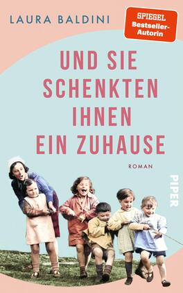 Das Buchcover zeigt ein nostalgisches, pastellfarbenes Design mit einem türkisfarbenen Hintergrund. Im Vordergrund sind fünf Kinder, die fröhlich miteinander interagieren. Die zentrierte Schrift in kräftigem Pink präsentiert den Titel „Und sie schenkten ihnen ein Zuhause“ von Laura Baldini, unter dem der Zusatz „Roman“ in kleinerer Schrift steht. Ein rotes Kästchen oben rechts kennzeichnet „SPIEGEL Bestseller-Autorin“. Das Cover vermittelt eine warme, einladende Atmosphäre.
