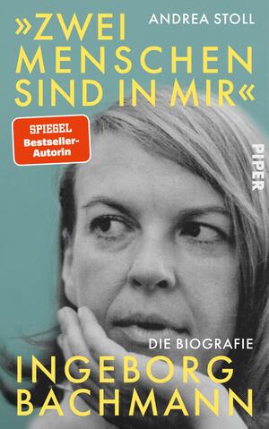 Das Buchcover zeigt ein Porträt von Ingeborg Bachmann in Schwarz-Weiß, das ihre nachdenkliche Miene und lange, offene Haarpracht betont. Der Hintergrund ist in einem sanften Türkis gehalten. Über dem Bild steht in großen, gelben Buchstaben der Titel „Zwei Menschen sind in mir“, gefolgt von der Autorin Andrea Stoll. Am unteren Rand ist der Hinweis „Die Biografie“ in Weiß zu sehen. Ein rotes Kästchen links informiert über den Status als „Spiegel Bestseller-Autorin“.