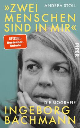Das Buchcover zeigt ein Porträt von Ingeborg Bachmann in Schwarz-Weiß, das ihre nachdenkliche Miene und lange, offene Haarpracht betont. Der Hintergrund ist in einem sanften Türkis gehalten. Über dem Bild steht in großen, gelben Buchstaben der Titel „Zwei Menschen sind in mir“, gefolgt von der Autorin Andrea Stoll. Am unteren Rand ist der Hinweis „Die Biografie“ in Weiß zu sehen. Ein rotes Kästchen links informiert über den Status als „Spiegel Bestseller-Autorin“.