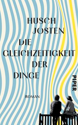Das Buchcover zeigt eine stilisierte Darstellung eines Paares, das auf einer Bank sitzt, im Vordergrund. Die Hintergrundgestaltung ist geprägt von wellenförmigen, blauen Linien, die in einem sanften Gelb akzentuiert sind. Der Titel „Die Gleichzeitigkeit der Dinge“ ist prominent in großen, schwarzen Buchstaben platziert, während die Urheberangabe „Husch Josten“ oberhalb des Titels steht. Unten rechts befindet sich das Wort „PIPER“ in einer schlichten Schrift. Die Overall-Ästhetik vermittelt eine zeitgenössische und ansprechende Atmosphäre.