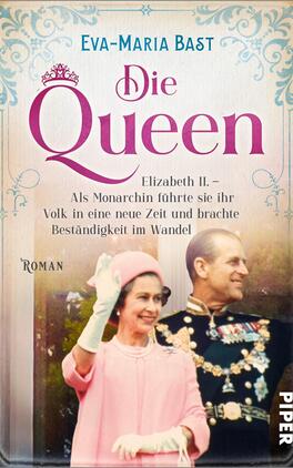 Das Buchcover zeigt eine stilisierte Darstellung von Elizabeth II. in einer eleganten rosafarbenen Robe mit einer weißen Handschuh und einer Perlenkette, umrahmt von verzierten floralem Muster in hellblau. Der Titel „Die Queen“ steht in großen, lila geschwungenen Buchstaben direkt über ihrem Porträt, unter dem sich der Untertitel „Elizabeth II. – Als Monarchin führte sie ihr Volk in eine neue Zeit und brachte Beständigkeit im Wandel“ in kleinerer Schrift befindet. Der Text vermittelt eine königliche und respektvolle Atmosphäre. Unten rechts ist der Vermerk „Roman“ zu sehen.
