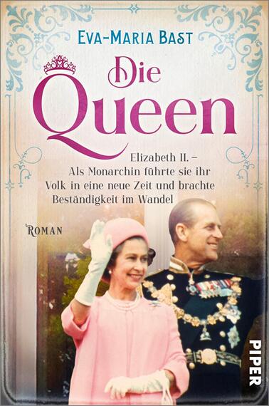 Das Buchcover zeigt eine stilisierte Darstellung von Elizabeth II. in einer eleganten rosafarbenen Robe mit einer weißen Handschuh und einer Perlenkette, umrahmt von verzierten floralem Muster in hellblau. Der Titel „Die Queen“ steht in großen, lila geschwungenen Buchstaben direkt über ihrem Porträt, unter dem sich der Untertitel „Elizabeth II. – Als Monarchin führte sie ihr Volk in eine neue Zeit und brachte Beständigkeit im Wandel“ in kleinerer Schrift befindet. Der Text vermittelt eine königliche und respektvolle Atmosphäre. Unten rechts ist der Vermerk „Roman“ zu sehen.