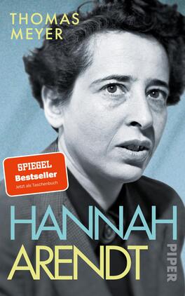 Das Buchcover zeigt ein Porträt von Hannah Arendt in Schwarz-Weiß, das mit einem sanften blauen Hintergrund kontrastiert. Der Titel „HANNAH ARENDT“ präsentiert sich in großen, gelben Buchstaben, während der Autor „THOMAS MEYER“ in einer schmalen, weißen Schrift oben platziert ist. In der oberen linken Ecke befindet sich ein rotes Siegelsymbol mit dem Text „SPIEGEL Bestseller“. Die Gesamtatmosphäre des Covers vermittelt Intelligenz und Ernsthaftigkeit.