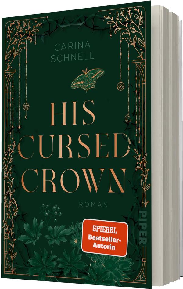 Das Buchcover zeigt ein tiefgrünes Cover mit goldener, verschnörkelter Rahmendekoration und floralen Motiven. Oben steht der Autorenname „Carina Schnell“, mittig in großen goldenen Serifbuchstaben der Titel „HIS CURSED CROWN“, darunter klein das Wort „Roman“. Eine stilisierte goldene Motten-Illustration ziert die Mitte. Unten rechts ein oranger Sticker-Button mit der Aufschrift „SPIEGEL Bestseller-Autorin“. Atmosphäre: geheimnisvoll und elegant.