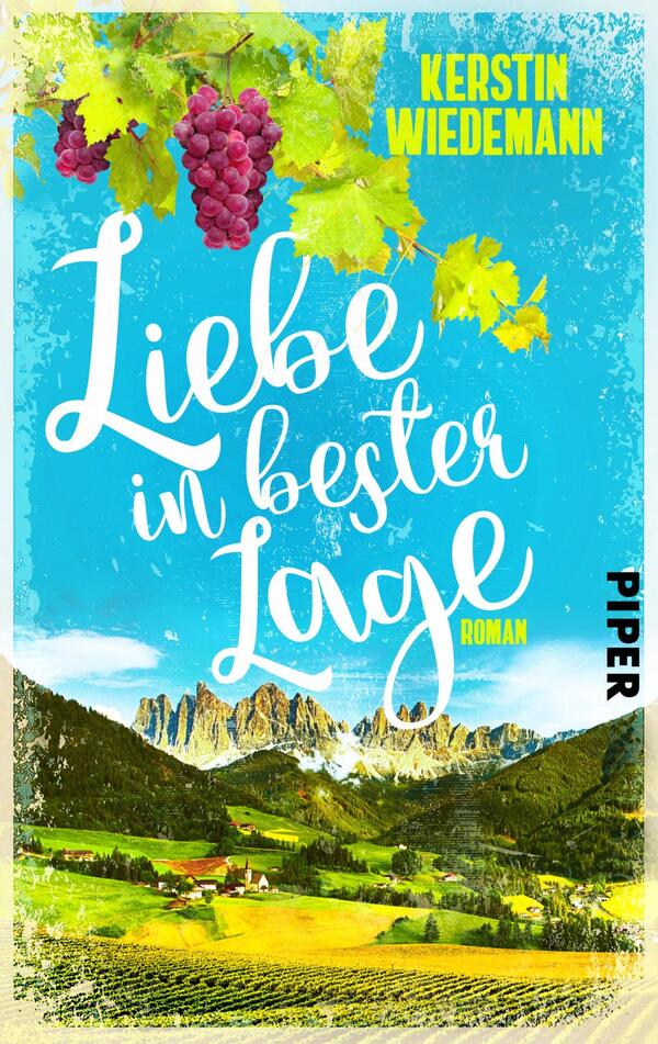 Das Buchcover zeigt eine idyllische Landschaft mit sanften Hügeln und imposanten Bergen im Hintergrund. Oben sind grüne Weinblätter und lila Trauben platziert. Der Himmel ist in einem leuchtenden Blau gehalten. Der Titel „Liebe in bester Lage“ ist in geschwungener, weißer Schrift zentral platziert, darunter der Hinweis „Roman“ in kleinerer Schrift. Der Name der Autorin, Kerstin Wiedemann, steht in gelber Schrift oben links, während das Verlagslogo „PIPER“ am rechten Rand zu finden ist.