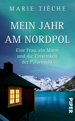 Das Buchcover zeigt eine winterliche Landschaft mit einem Holzhaus im Vordergrund, das warm beleuchtet ist. Im Hintergrund erstrecken sich schneebedeckte Berge unter einem klaren, blauen Himmel. Der Titel „MEIN JAHR AM NORDPOL“ ist in großen weißen Buchstaben hervorgehoben, während der Untertitel „Eine Frau, ein Mann und die Einsamkeit der Polarnacht“ in etwas kleinerer Schrift darunter steht. Das Cover vermittelt eine ruhige, melancholische Atmosphäre und lädt zur Erkundung der nordischen Einsamkeit ein.