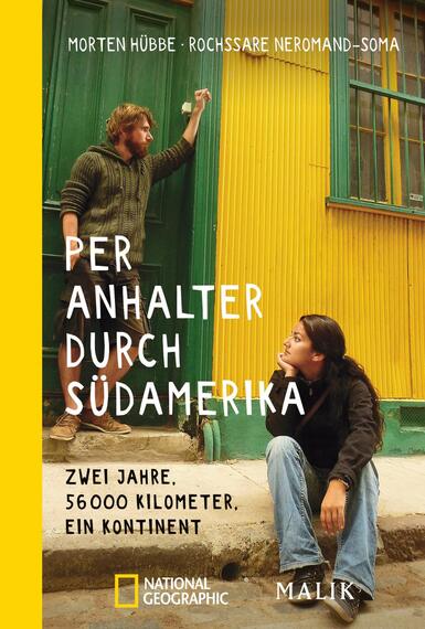 Das Buchcover zeigt eine lebhafte Szene vor einer farbenfrohen, grünen Wand, die von einer gelben Umrahmung akzentuiert wird. Im Vordergrund sind zwei Reisende zu sehen: ein Mann mit lockigem Haar in einem gestreiften Pullover und eine Frau mit langen, dunklen Haaren in entspannter Pose. Der Titel „Per Anhalter durch Südamerika“ ist prominent in großen, weißen Buchstaben platziert. Darunter stehen die Unterzeilen „Zwei Jahre, 56000 Kilometer, ein Kontinent“ in kleinerer Schrift. Die Gesamtatmosphäre vermittelt Abenteuerlust und Entdeckung.