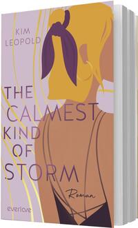 Das Buchcover zeigt eine stilisierte Rückansicht einer Frau in warmen Haut- und Senftönen, das blonde Haar hochgebunden und mit einem violetten Tuch akzentuiert, großer goldener Creolenohrring und schwarzes Rückenkleid mit gekreuzten Trägern. Der Hintergrund ist helllila mit goldenen, geschwungenen Linien. Der Titel steht links in großen violetten Großbuchstaben „THE CALMEST KIND OF STORM“, oben links die Autorin Kim Leopold, unten handschriftlich „Roman“.