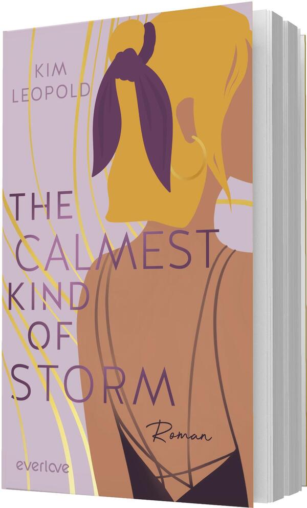 Das Buchcover zeigt eine stilisierte Rückansicht einer Frau in warmen Haut- und Senftönen, das blonde Haar hochgebunden und mit einem violetten Tuch akzentuiert, großer goldener Creolenohrring und schwarzes Rückenkleid mit gekreuzten Trägern. Der Hintergrund ist helllila mit goldenen, geschwungenen Linien. Der Titel steht links in großen violetten Großbuchstaben „THE CALMEST KIND OF STORM“, oben links die Autorin Kim Leopold, unten handschriftlich „Roman“.