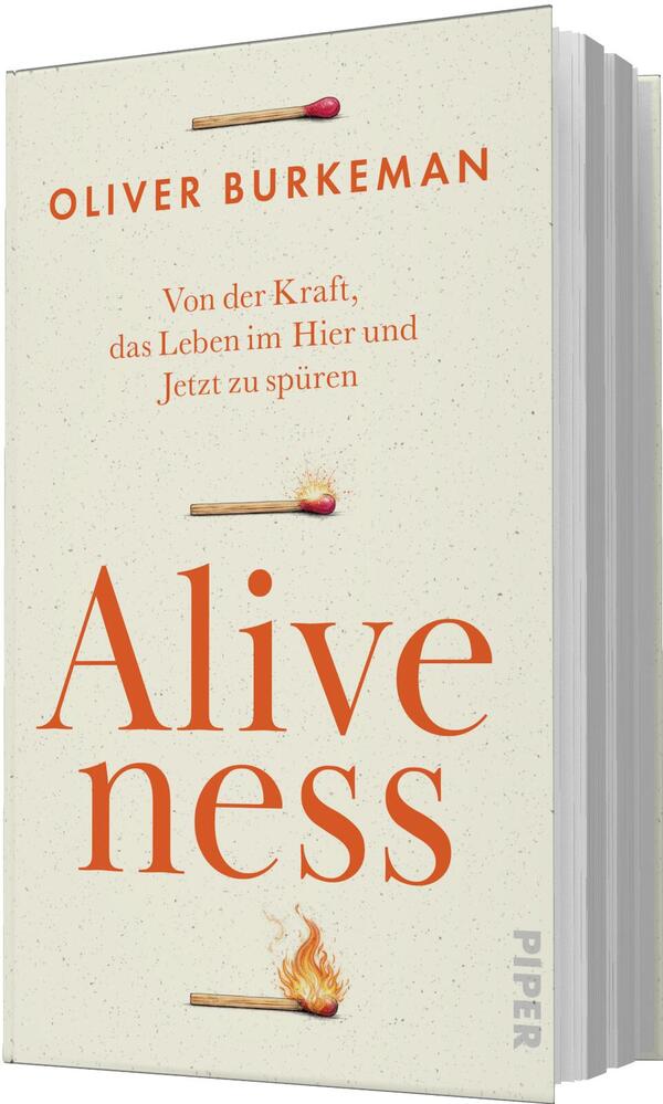 Das Buchcover zeigt einen hellbeigen, fein gesprenkelten Hintergrund. Oben steht der Autorenname Oliver Burkeman in orange, darunter der Untertitel Von der Kraft, das Leben im Hier und Jetzt zu spüren in kleinerer Serifenschrift. Dominant mittig der große, orange-rote Serientitel Aliveness in eleganter Serifentypografie. Drei Streichhölzer als Motiv: zwei ungezündet, eines unten brennend. Gesamtwirkung: ruhig und zugleich lebendig.