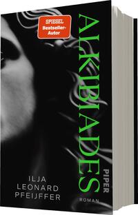 Das Buchcover zeigt eine stilisierte Schwarz-Weiß-Darstellung eines Gesichts mit Schatten- und Lichteffekten, die eine geheimnisvolle Atmosphäre erzeugen. Der Titel „ALKIBIADES“ ist in großen, leuchtend grünen Buchstaben in der oberen Mitte platziert. Unterhalb des Titels steht der Name des Autors „ILJA LEONARD PFEIFFER“ in einer dezenteren Schrift. In der oberen linken Ecke befindet sich ein rotes Label mit dem Text „SPIEGEL Bestseller-Autor“. Die Komposition wirkt modern und ansprechend.