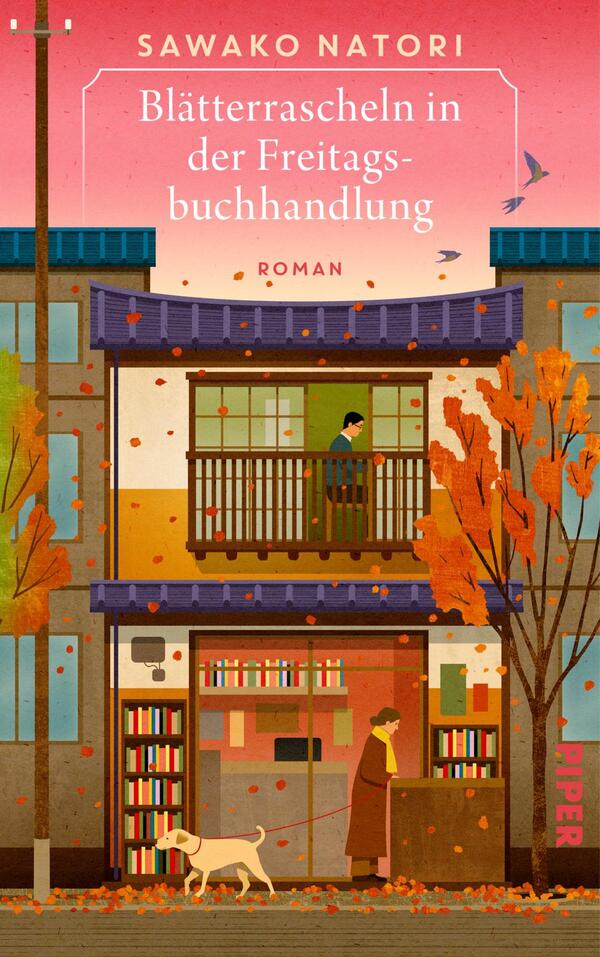Das Buchcover zeigt eine farbenfrohe Illustration eines zweigeschossigen Gebäudes mit einer Buchhandlung im Erdgeschoss. Die warme Farbpalette umfasst hauptsächlich sanfte Rosatöne und herbstliche Orangetöne, die einladend wirken. Im Vordergrund stehen zwei Figuren: Eine Person mit einem Hund an der Leine und eine andere, die auf einem Balkon sitzt. Oben in elegantem Schriftzug steht der Titel „Blätterrascheln in der Freitagbuchhandlung“ von Sawako Natori. Der Zusatz „ROMAN“ ist dezent platziert.